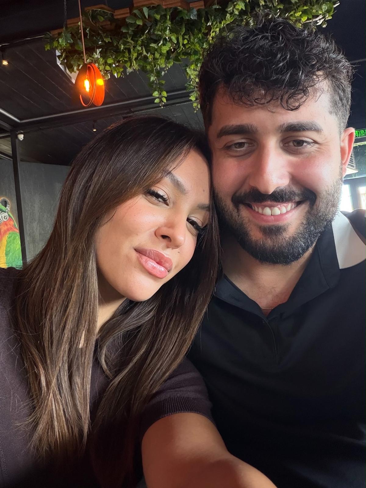 Birlikte mutlu bir an yaşayan çift