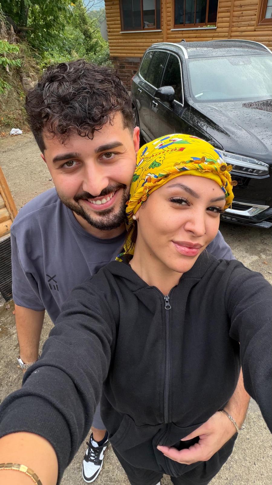 Gün batımında yüzüklerin değiştirildiği romantik an